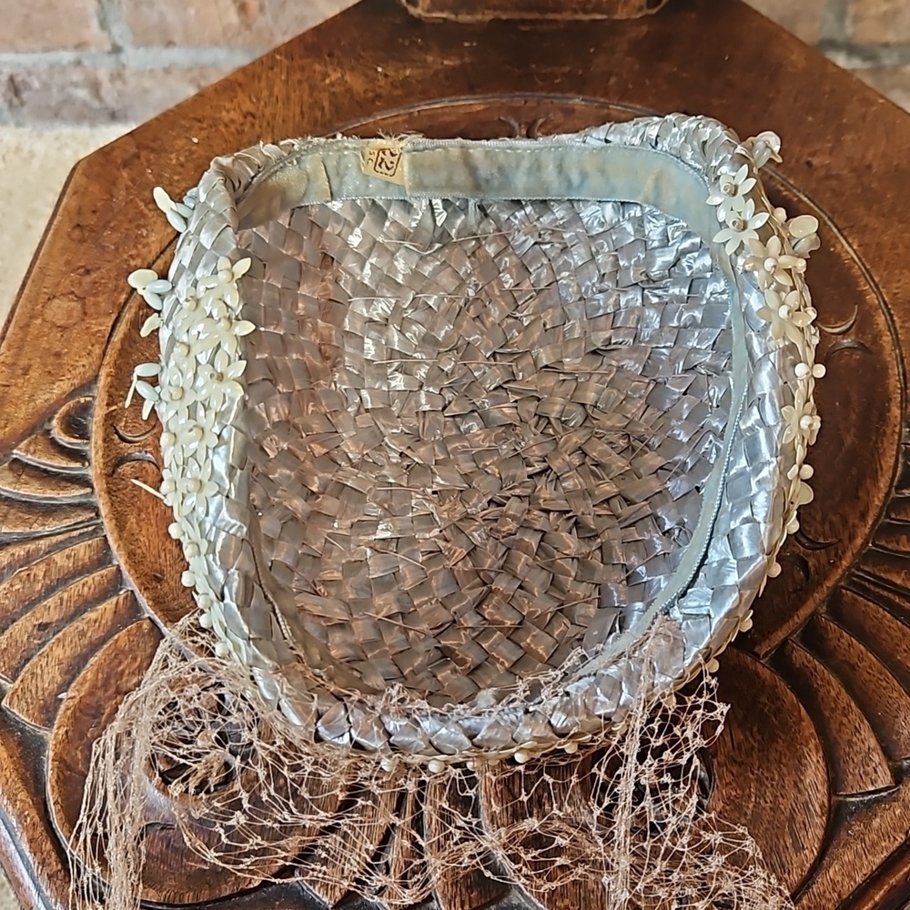 Vintage straw, beaded hat with netted tie from the 1940s or 1950s - Picture 7 of 8